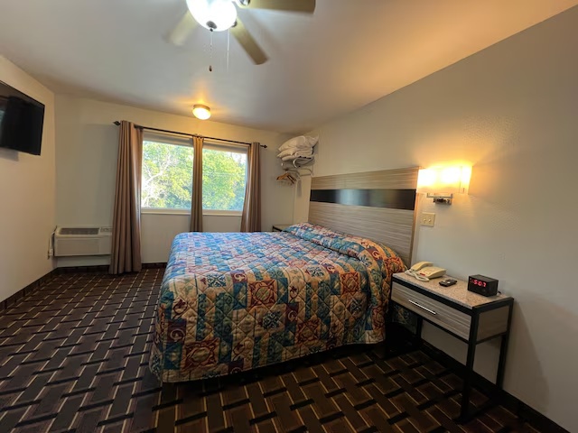 1 Queen / Single Queen Room - Deluxe Inn in Nebraska City