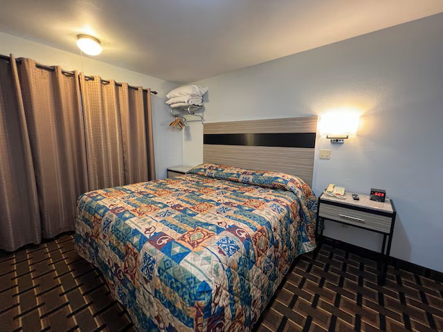 1 King / Single King Room - Deluxe Inn in Nebraska City