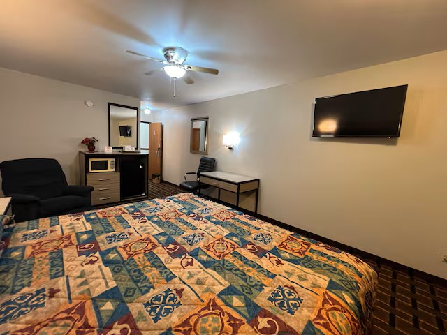 1 Queen Handicap/Accessible Room - Deluxe Inn in Nebraska City